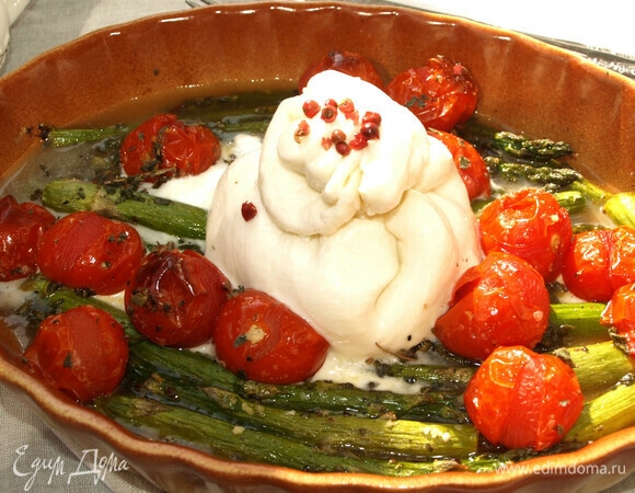 Достаем готовые овощи, сверху устанавливаем буррату, посыпаем сыр розовым перцем и подаем!