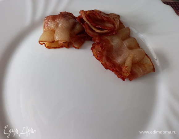 Обжаренный с двух сторон бекон выкладываем в большую плоскую тарелку. У меня всего получилось 8 слайсов. Бекон можно свернуть или оставить длинными полосками.