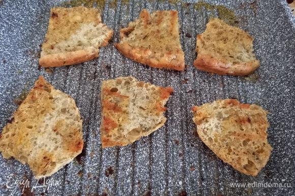 На сковороду, где жарился бекон, выкладываем кусочки хлеба и обжариваем по 2 минуты с каждой стороны. Хлеб впитает в себя жир от бекона и станет хрустящим.