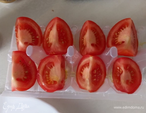 Мытые томаты нарезаем на четыре части, удалив твердую сердцевину. Полить небольшим количеством оливкового масла. Для удобства можно аккуратно перемешать их с маслом в миске.