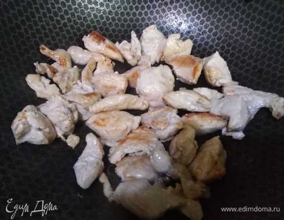 Готовим блюдо на сильном огне, нарезав все ингредиенты крупными кусками. Куриную грудку обжарить на растительном масле до золотистой корочки. Посолить, посыпать перцем.