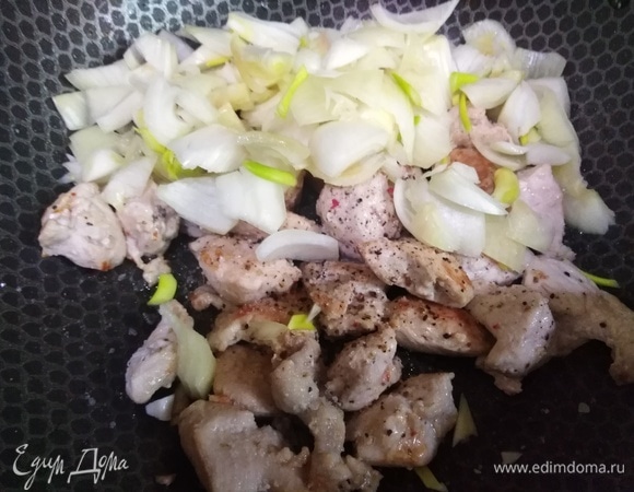 Всыпать лук. Обжарить до золотистого цвета.