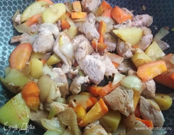 Жарить, помешивая, примерно 10 минут, чтобы овощи поджарились.