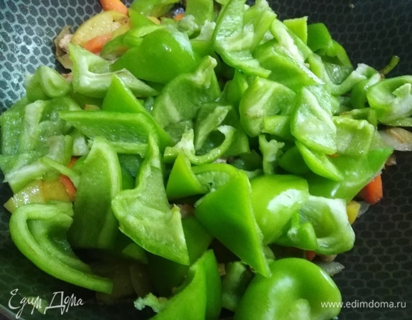 Добавляем перец. Припускаем несколько минут.