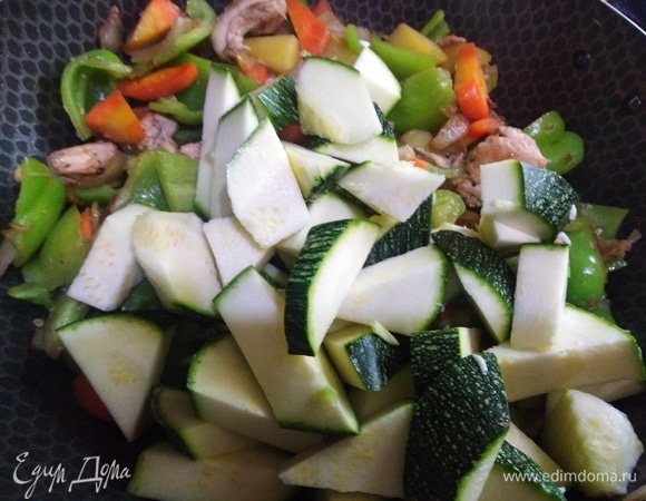 Кладем цукини. Жарим 7–10 минут.