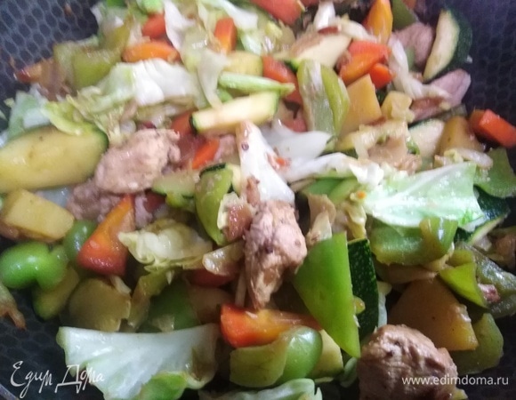 Обжариваем овощи 10 минут, до полупрозрачности капусты. Солим. Накрываем крышкой и готовим еще 5 минут.