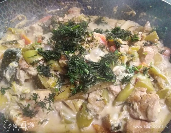 Добавляем зелень за 10 минут до конца приготовления. 