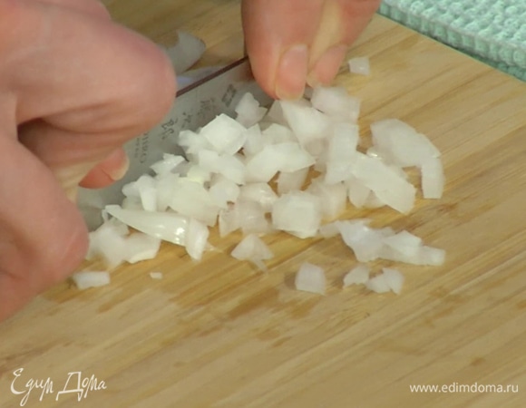 Лук почистить, мелко нарезать.