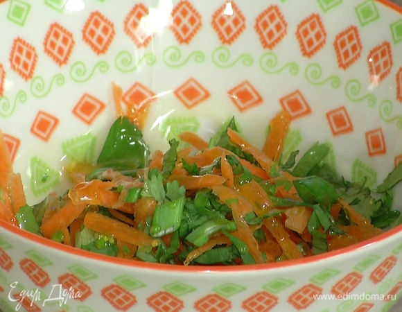 Морковь почистить, натереть на крупной терке и смешать с оставшейся кинзой, затем добавить оливковое масло, 2 ч. ложки соуса чили, руколу и шпинат, все перемешать, сбрызнуть соком лимона.