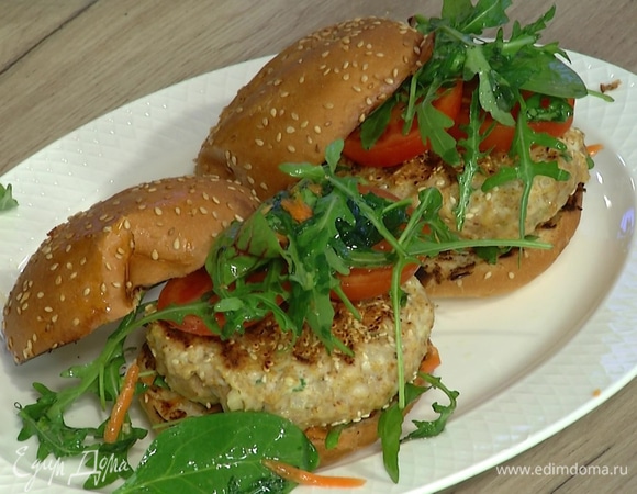 На нижнюю половинку каждой булочки выложить морковь с кинзой, готовую котлету, несколько кружков помидора и руколу со шпинатом, накрыть второй половинкой булочки.