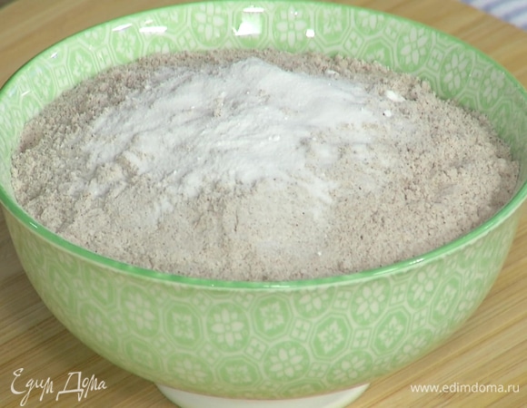 Муку смешать с содой, разрыхлителем и солью.