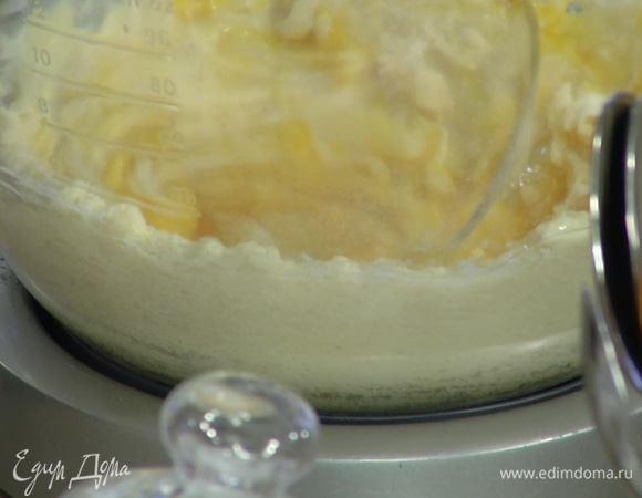Приготовить тесто: 180 г размягченного сливочного масла соединить в чаше комбайна с сахаром и взбить на большой скорости до кремообразного состояния, затем, продолжая взбивать, по одному ввести яйца, влить ванильный экстракт, частями всыпать муку с разрыхлителем.