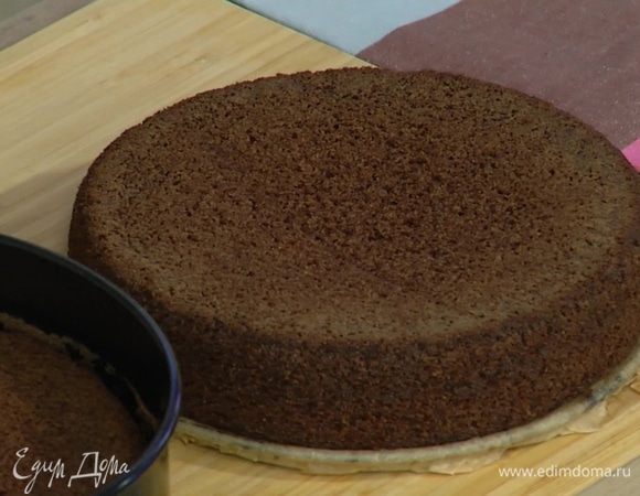 Выпекать коржи в разогретой духовке 20 минут.