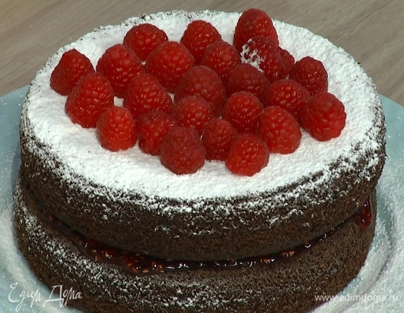 Один готовый корж выложить на тарелку и смазать джемом, затем накрыть вторым коржом, посыпать сахарной пудрой и украсить ягодами малины.