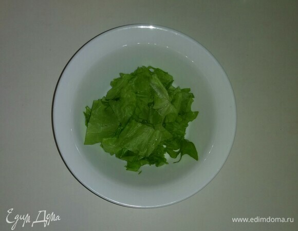 Листья салата нарезать крупными квадратами.