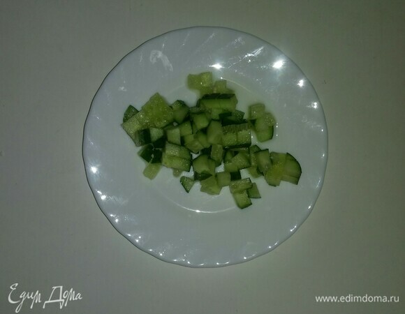 Огурец — кубиками.