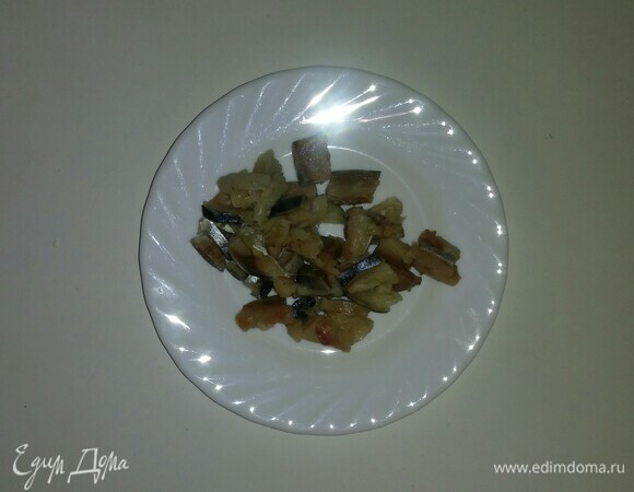 Кусочки соленой скумбрии (в ингредиентах я указала просто скумбрию, так как не было скумбрии соленой) — мелкими полосками.