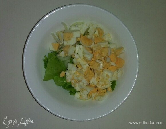 Добавляем нарезанные куриные яйца.