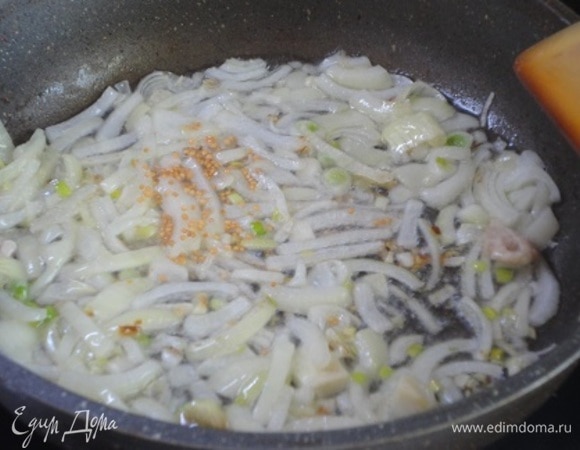 Тонко нашинкованный лук обжарила до прозрачности в разогретом масле, добавила зерна горчицы, чеснок, паприку (я взяла больше, чем у Юлии в рецепте, так как в нашей семье очень любят эту приправу). Через пару минут добавила бекон, еще пожарила и выложила в форму для запекания.