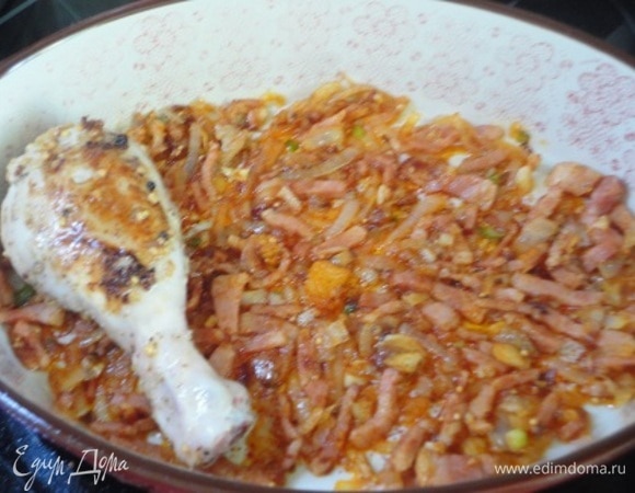 Замаринованные части курицы обжариваем в той же сковороде со всех сторон до появления золотистой корочки и перекладываем в форму с беконом.