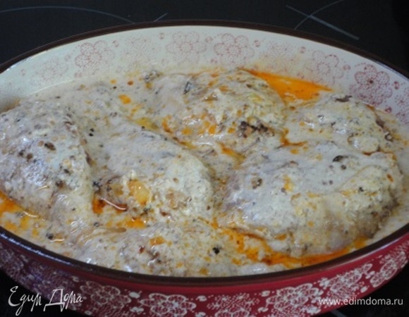 В горячую сковороду, где жарилась курица, вливаем сливки, прогреваем несколько секунд и выливаем все в форму с курицей и беконом.
