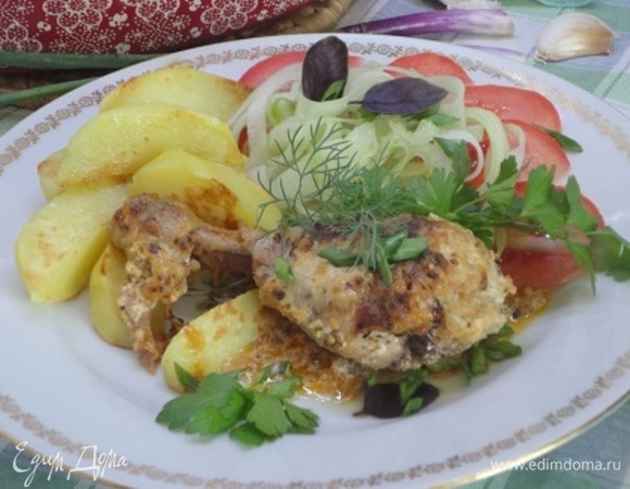 Получился праздничный обед. Юлия не советовала на гарнир картофель. Но как не запечь молоденький?
