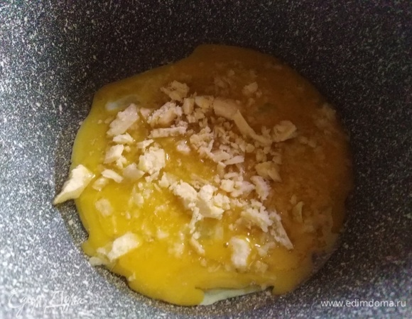 Сковороду разогреть с растительным маслом. Влить желток, посыпать тертым сыром.