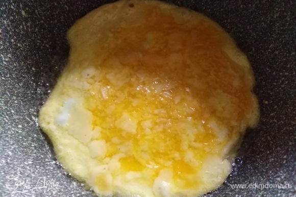 Прогреть буквально в течение 1 минуты, чтобы желток схватился и сыр растаял.