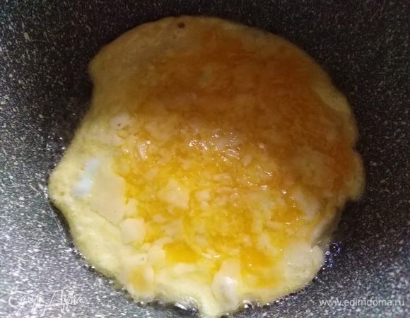 Прогреть буквально в течение 1 минуты, чтобы желток схватился и сыр растаял.