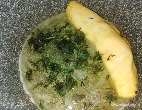 Влить белок. Посыпать зеленью.