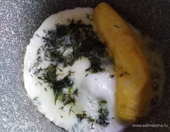 Жарить в течение 1 минуты, пока не схватится белок.