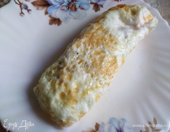 Свернуть в рулет. Выложить на тарелку. Приятного аппетита!