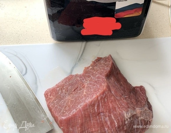 Мясо подготовить, зачистить и прокрутить через мелкую мясорубку, желательно пару раз.