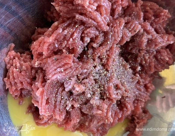 В фарш добавляем соль, перец, желтки и вымешиваем. Сливки добавляем частями, каждый раз хорошо вымешивая.