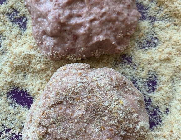 Влажными руками формируем котлеты и обваливаем в сухарях. Можно подержать их пару часов в холодильнике перед жаркой.