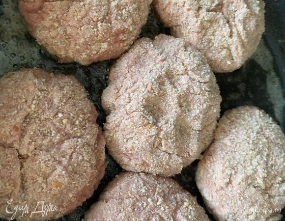 Разогреваем сковороду, на сливочном масле обжариваем котлеты с каждой стороны до корочки, а до готовности доводим под крышкой. Приятного аппетита!