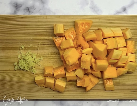Тыкву нарезаем на средние кусочки, а имбирь натираем на мелкой терке. В кастрюлю добавляем тыкву, имбирь и обжариваем на небольшом огне 5 минут.