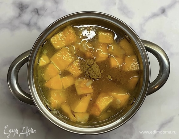 Заливаем водой и добавляем карри. Ставим вариться на 20–25 минут, до размягчения тыквы. Добавляем черный перец, соль и кокосовое молоко по желанию.