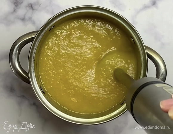 Пробиваем блендером до однородности. Тыквенные семечки обжариваем на сухой сковороде.