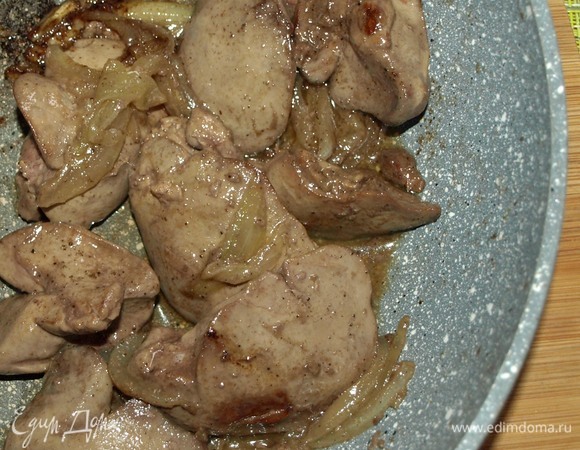 Печень промыть, дать стечь воде, удалить все лишнее. Лук нарезать перьями и обжарить в растительном масле до мягкости. Добавить печень и готовить 7 минут. Добавляем воду и тушим, пока не выпарится вся жидкость. Солим и перчим.