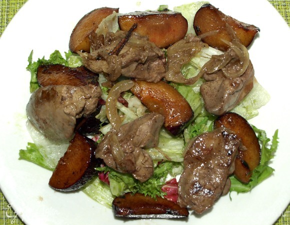 Выкладываем куриную печень.