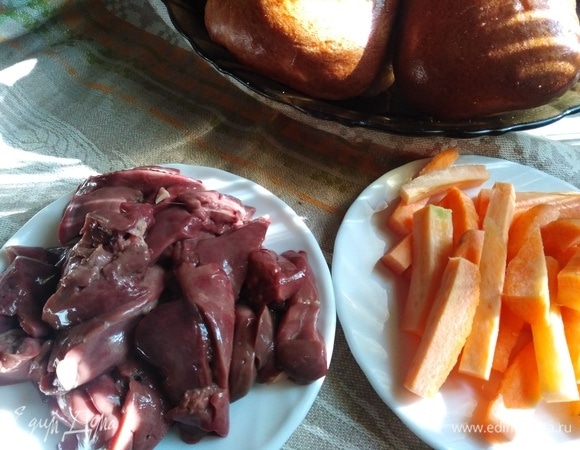 Нарезать брусочками морковь и печень.