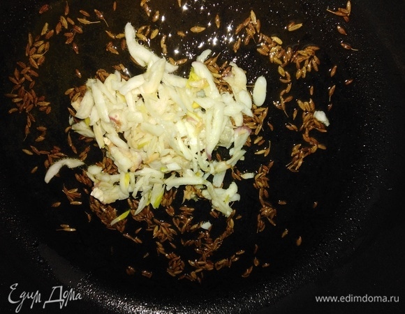 Всыпать натертый на крупной терке чеснок. Перемешать.
