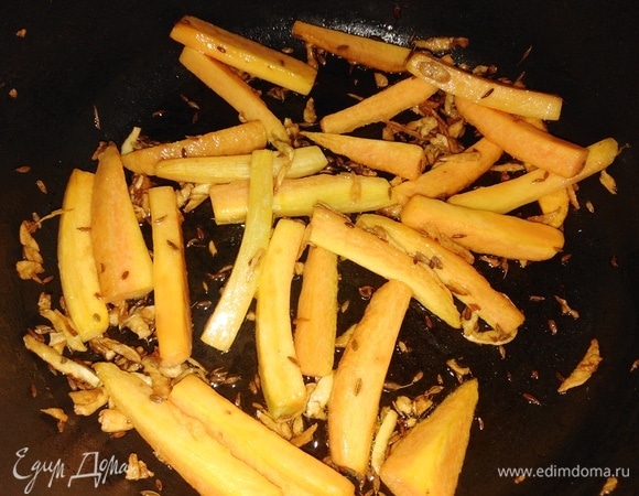 Жарить, помешивая, 5 минут, до золотистого цвета.