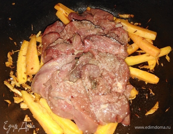 Выкладываем печень. Солим.