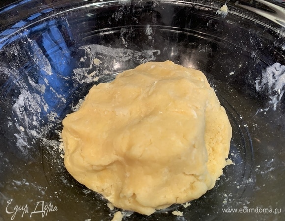 Холодное сливочное масло натрите на терке, смешайте с мукой и сахаром. Добавьте яйцо и вымесите гладкое тесто.