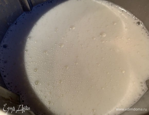 Взбейте сметану с яйцами, сахаром и крахмалом.