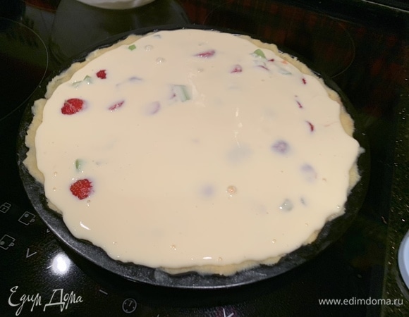 Залейте ягоды начинкой и готовьте в предварительно нагретой до 180°C духовке 50 минут.