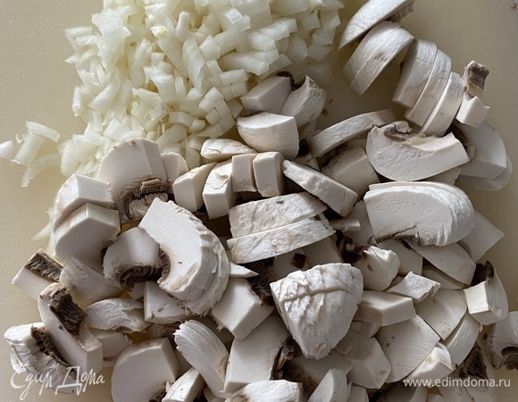 Лук очистить, измельчить. Шампиньоны очистить, не мыть. Крупно нарезать.