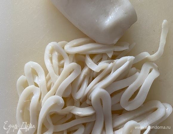 Кальмары у меня уже очищенные, их нужно только разморозить, опустить в кипяток на 1 минуту, достать, остудить. Нарезать тонкими кольцами.